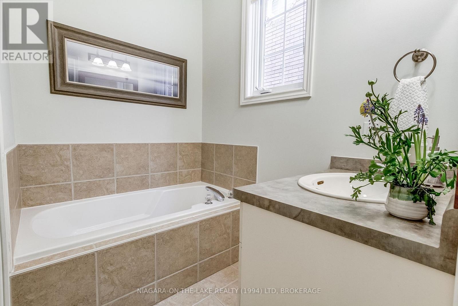 Photo 18 of 6274 Forest Ridge Drive, Niagara Falls ON