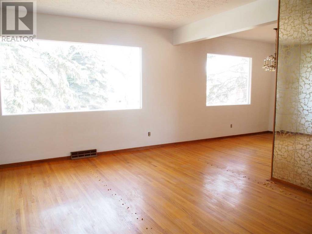 Single Family House Bungalow for Sale in  Brecken Road NW Brentwood Calgary 