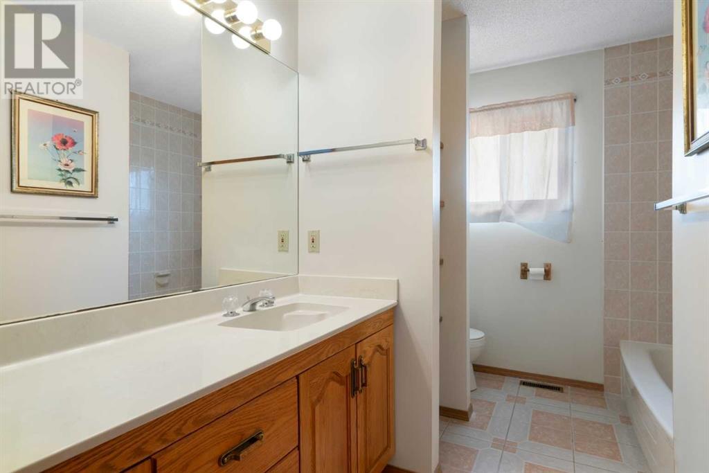 Single Family House for Sale in  Sienna Hills Drive SW Signal Hill Calgary 