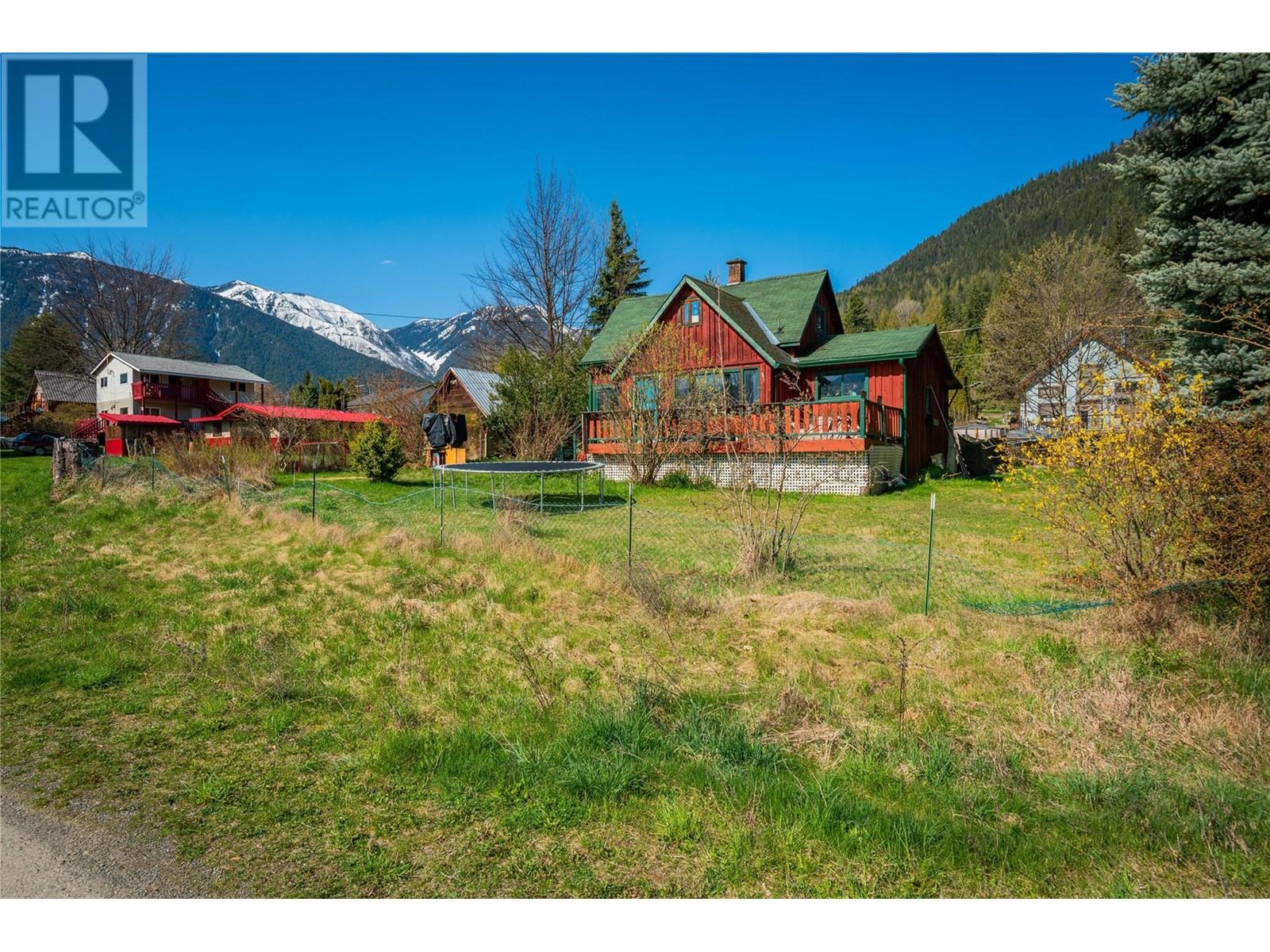 Photo 8 of 131 Washington Street N, Kaslo BC