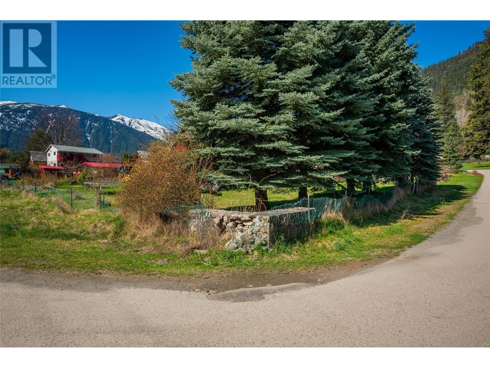 Photo 6 of 131 Washington Street N, Kaslo BC