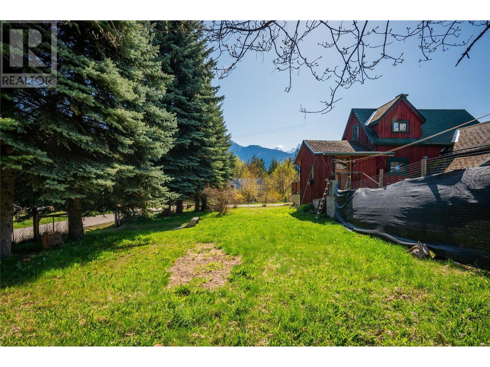 Photo 5 of 131 Washington Street N, Kaslo BC