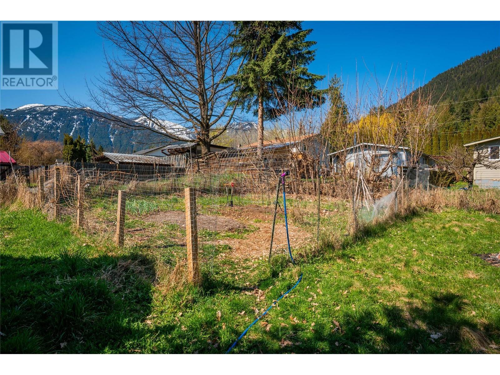 Photo 7 of 131 Washington Street N, Kaslo BC