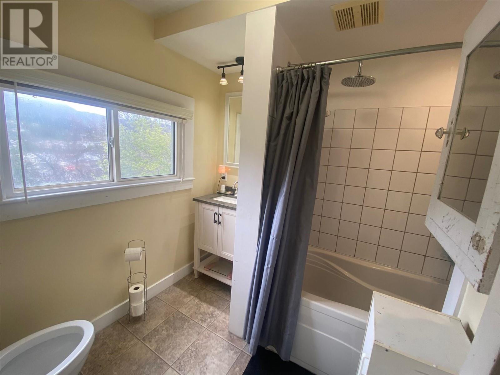 1205 Green Avenue, Trail