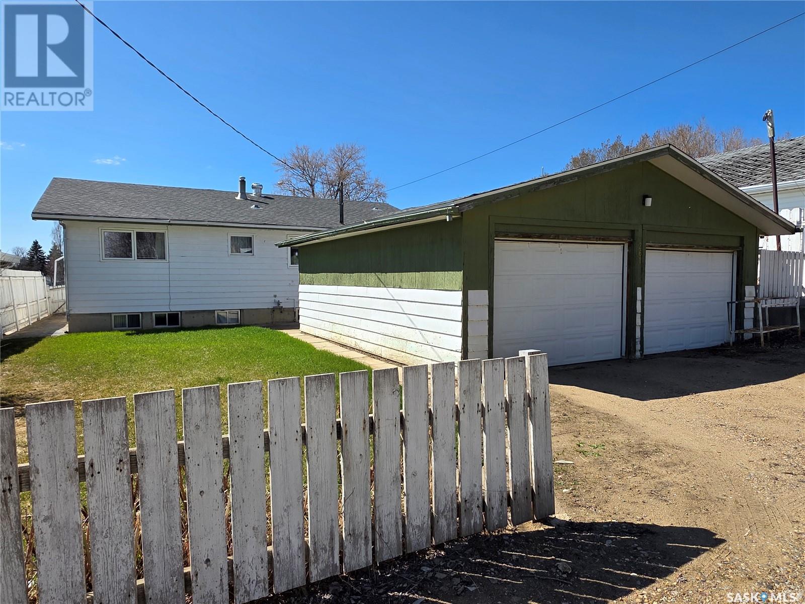 Single Family House Bungalow for Sale in  th AVENUE NE Swift Current 