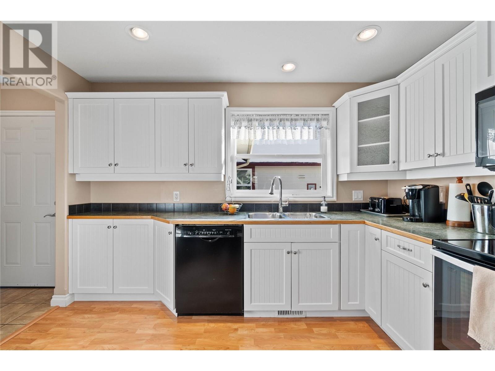 42 1231 10th Street Southwest, Salmon Arm
