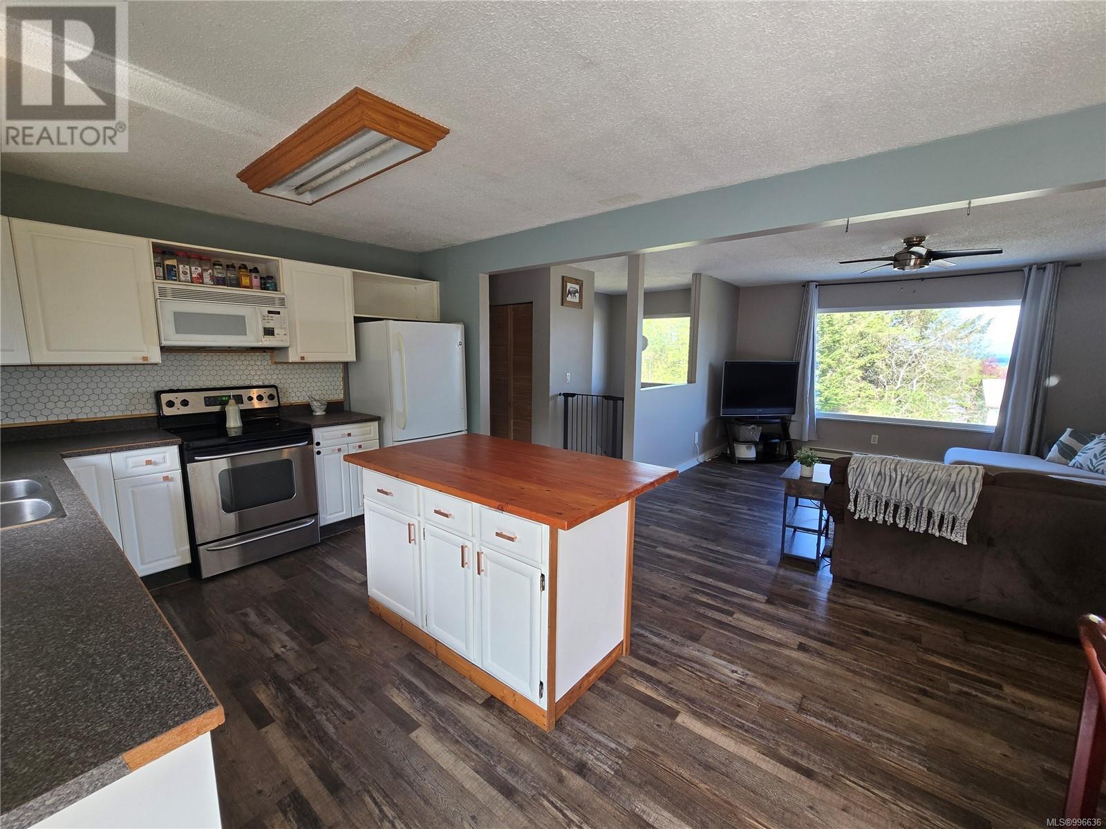 2121 Pioneer Hill Dr, Port McNeill