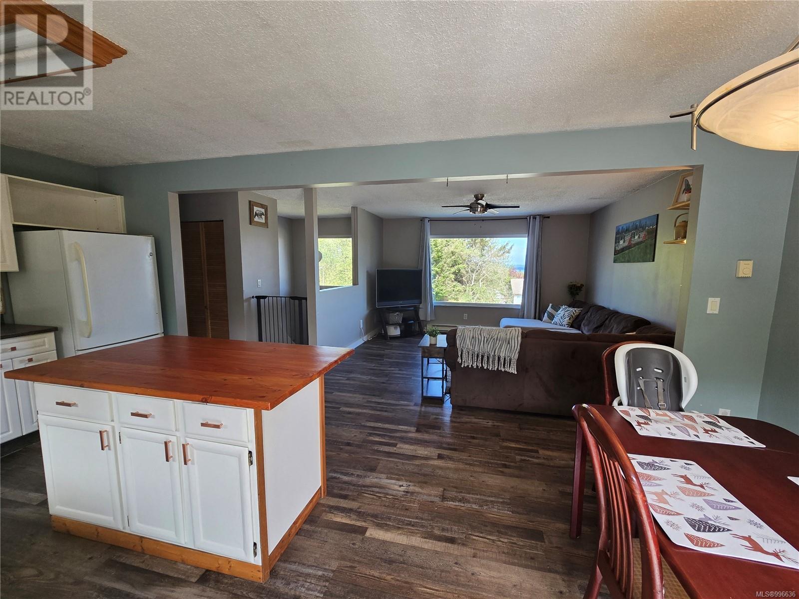 2121 Pioneer Hill Dr, Port McNeill