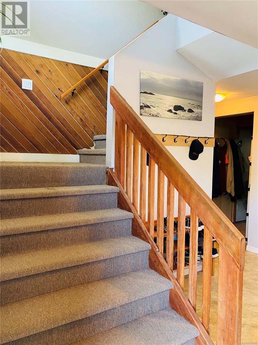 2121 Pioneer Hill Dr, Port McNeill