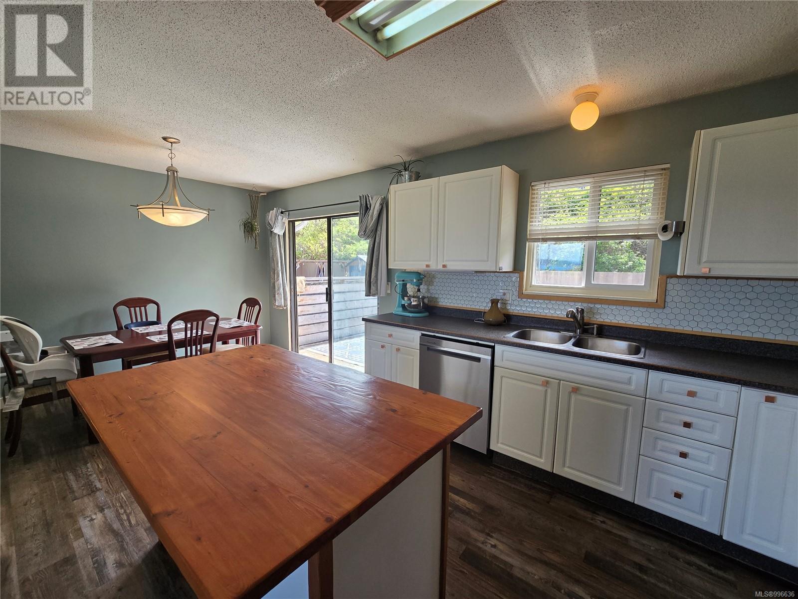 2121 Pioneer Hill Dr, Port McNeill