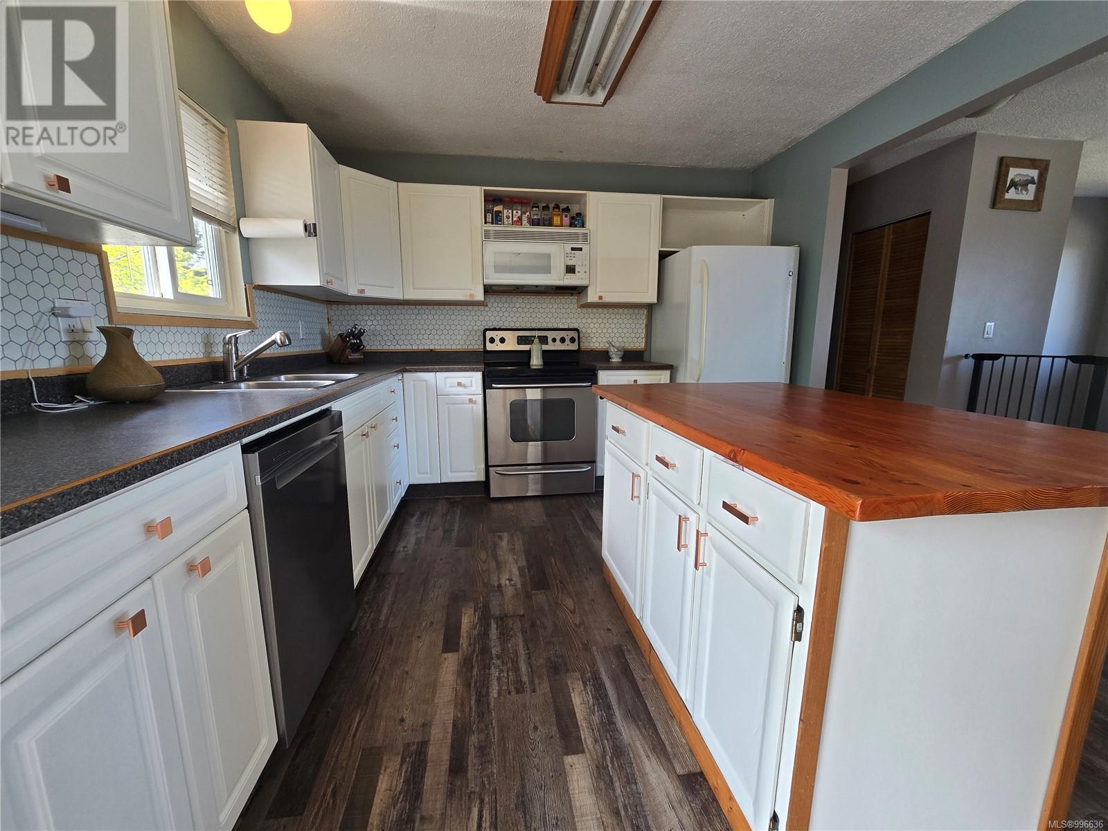 2121 Pioneer Hill Dr, Port McNeill