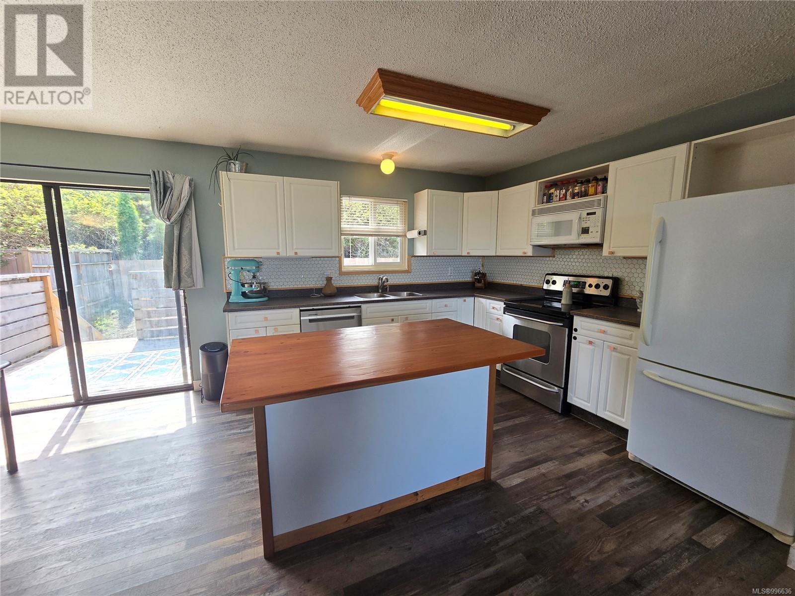 2121 Pioneer Hill Dr, Port McNeill