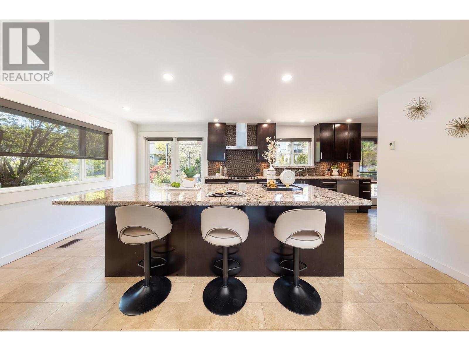 463 BEACHVIEW DRIVE, North Vancouver