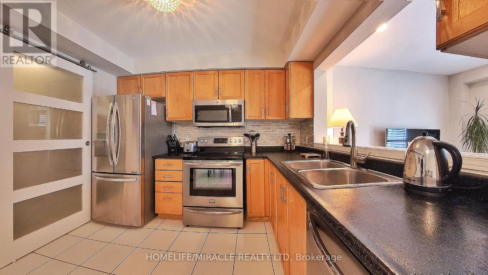 Photo 11 of 9 174 Highbury Drive, Hamilton ON