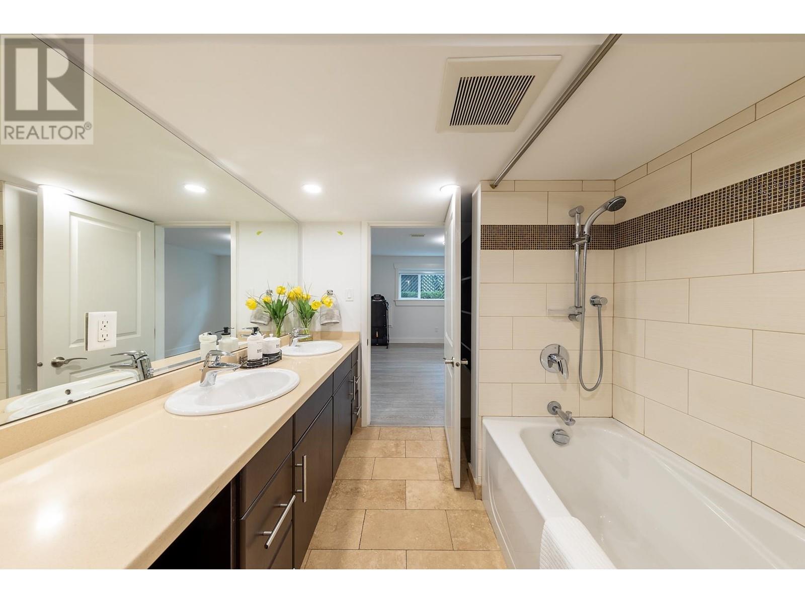 463 BEACHVIEW DRIVE, North Vancouver