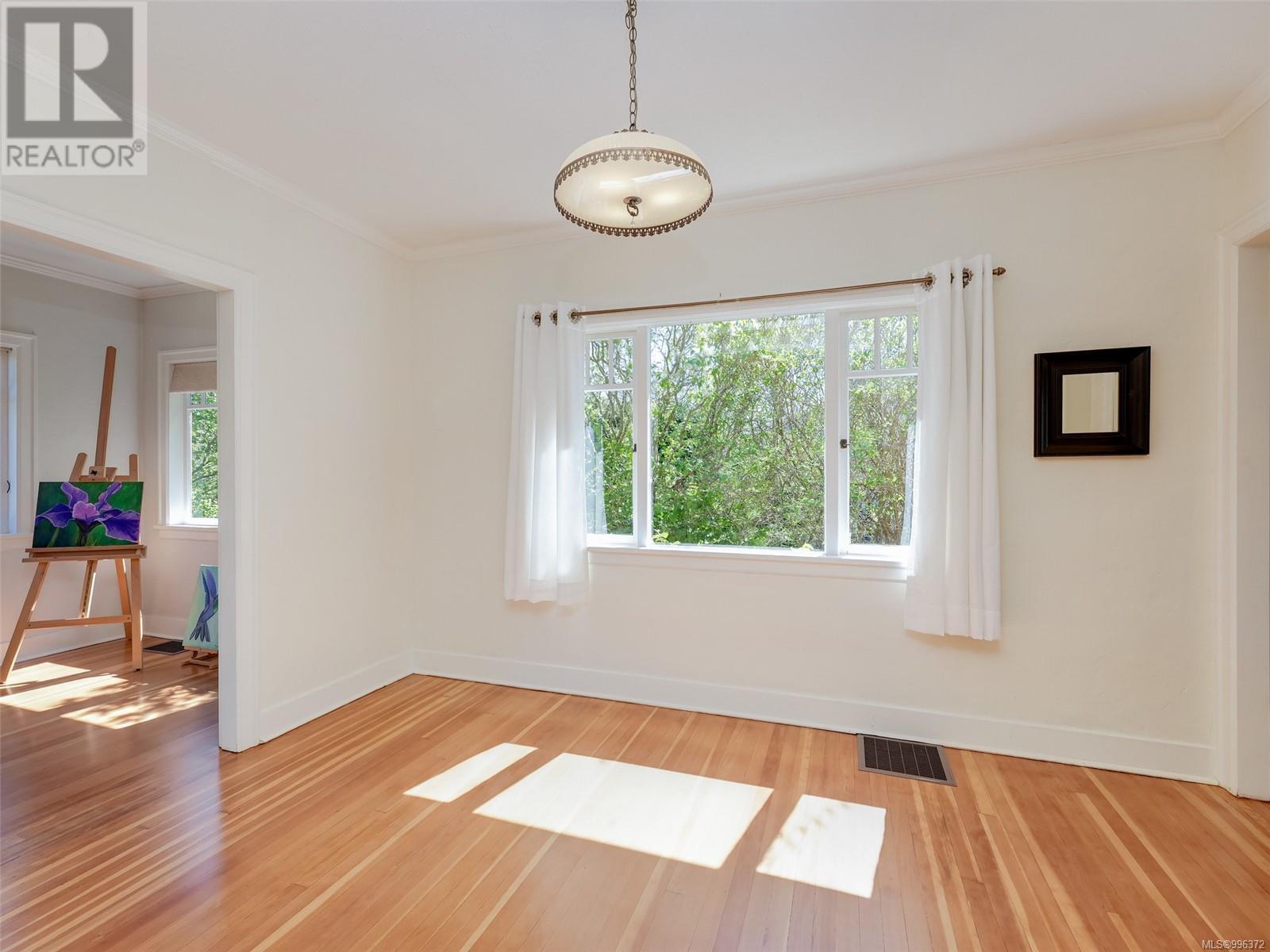  1027 Roslyn Road, Oak Bay
