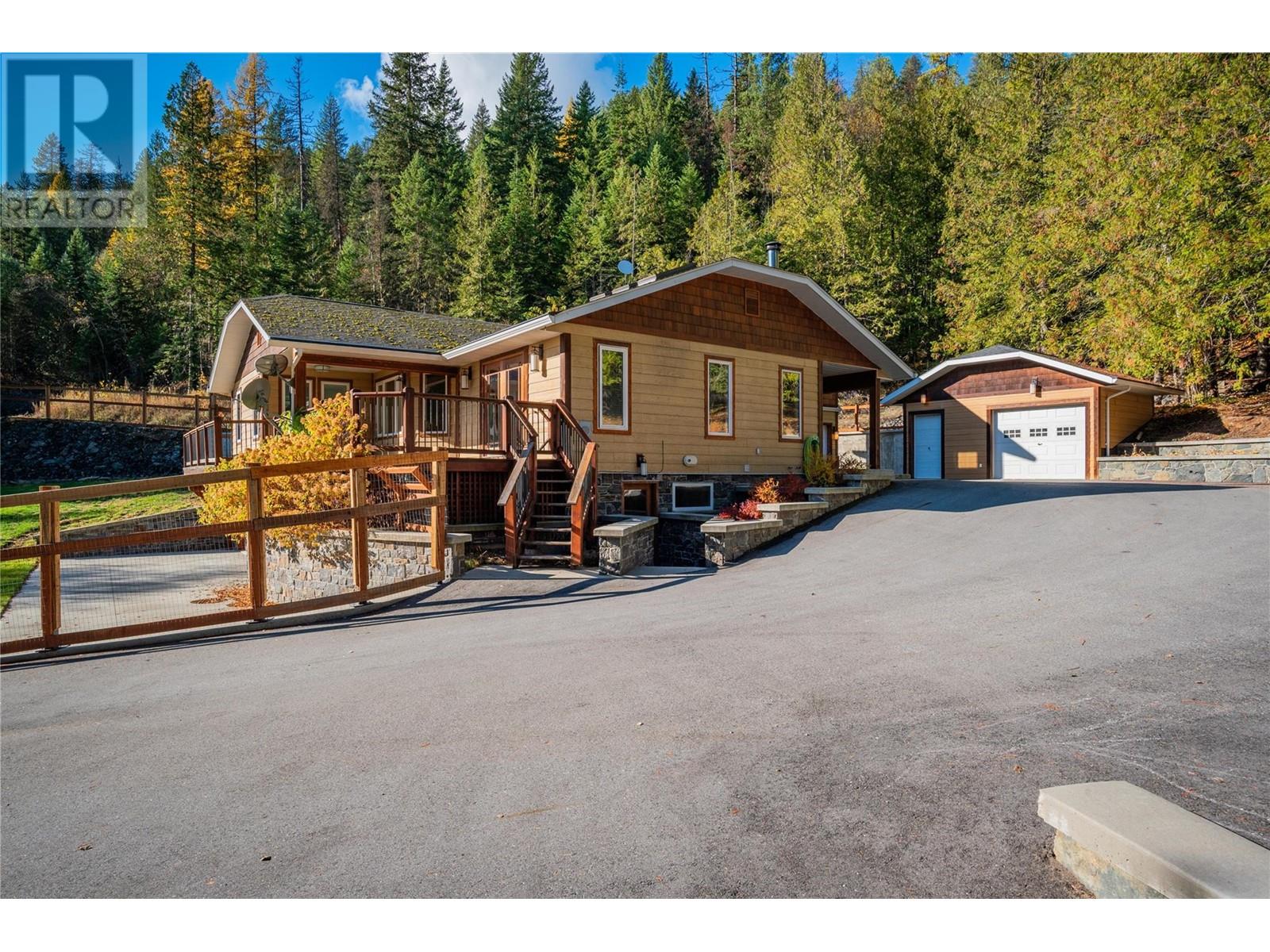 635 Highway 22 Highway, Rossland