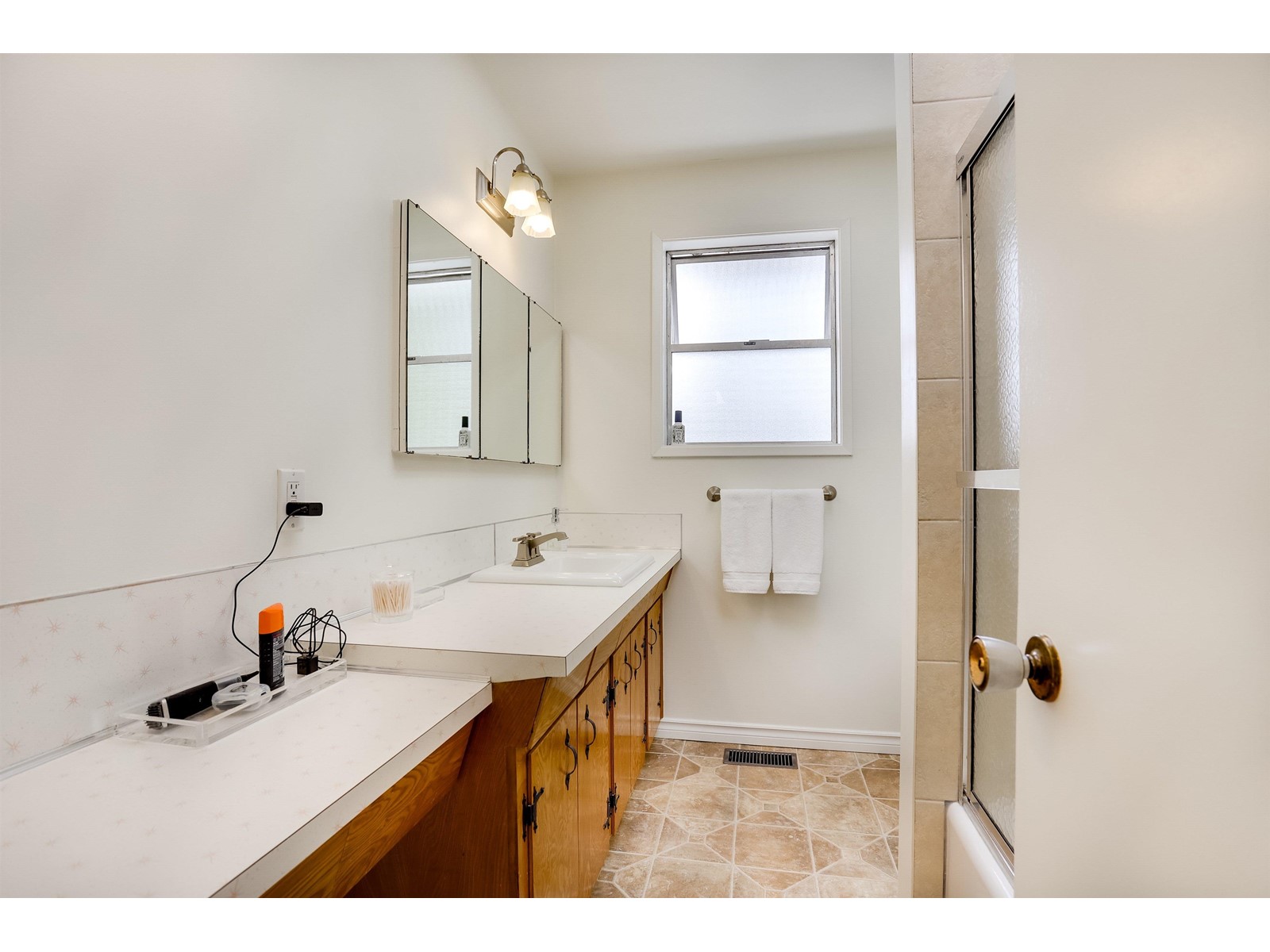 15568 THRIFT AVENUE, White Rock