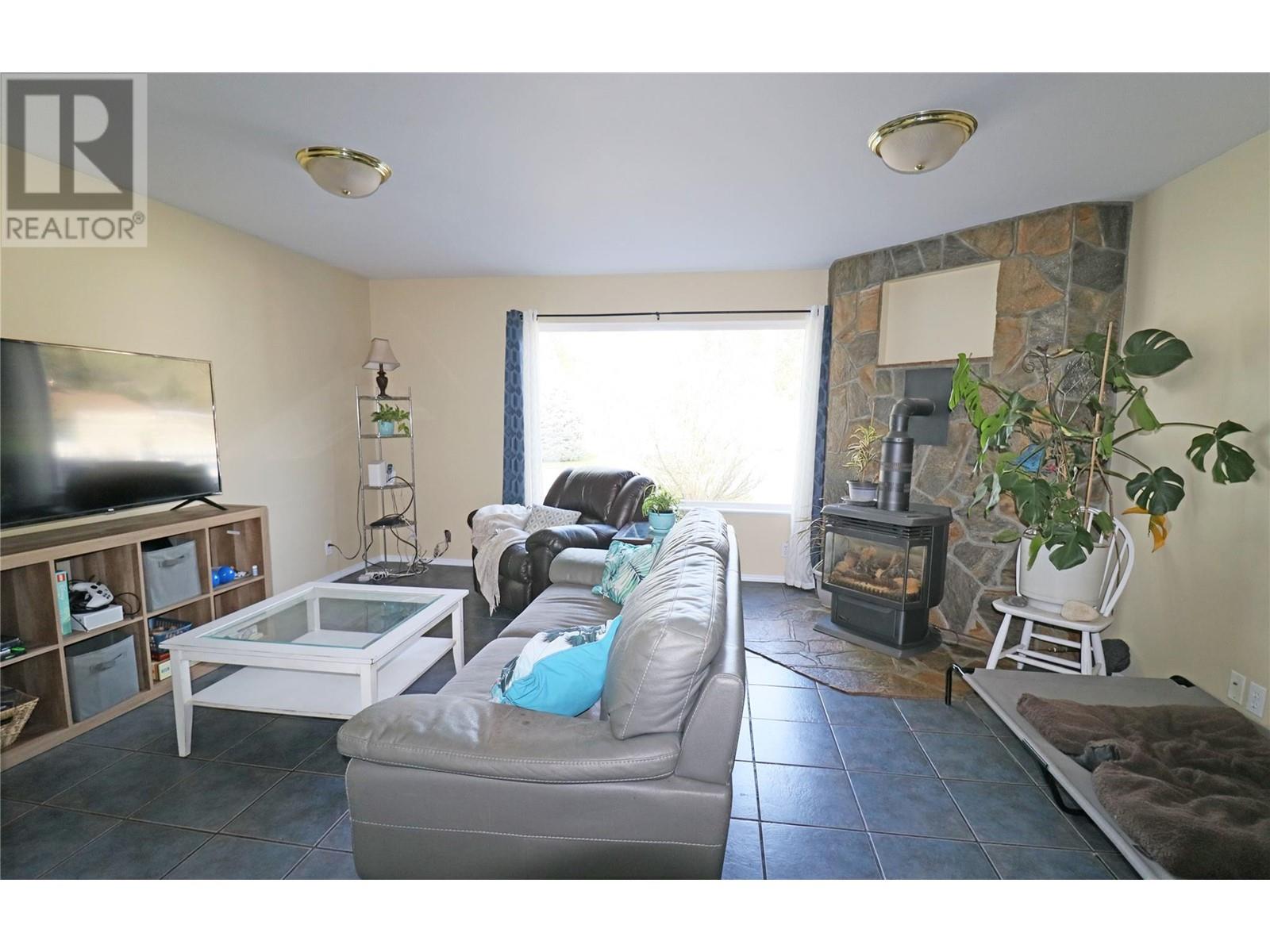 4975 VERNON Street, Grand Forks