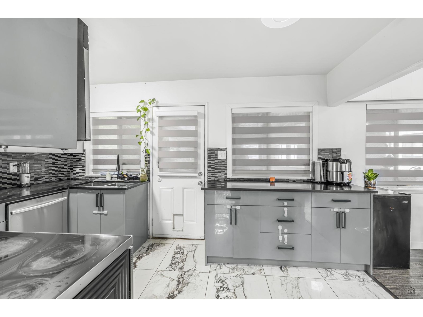 Photo 13 of 11376 Glen Avon Drive, Surrey BC