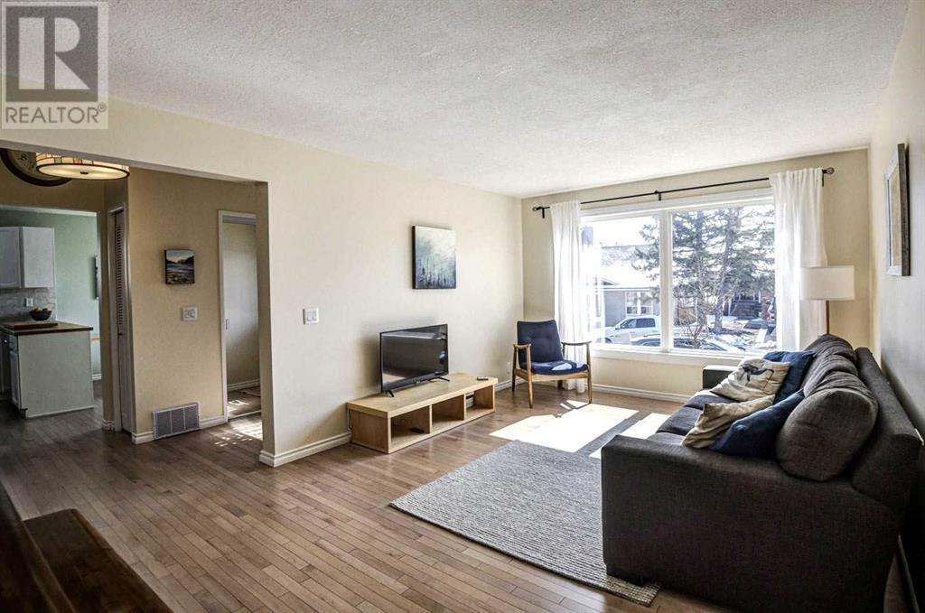 Single Family House 4 Level for Sale in  Edgeland Road NW Edgemont Calgary 