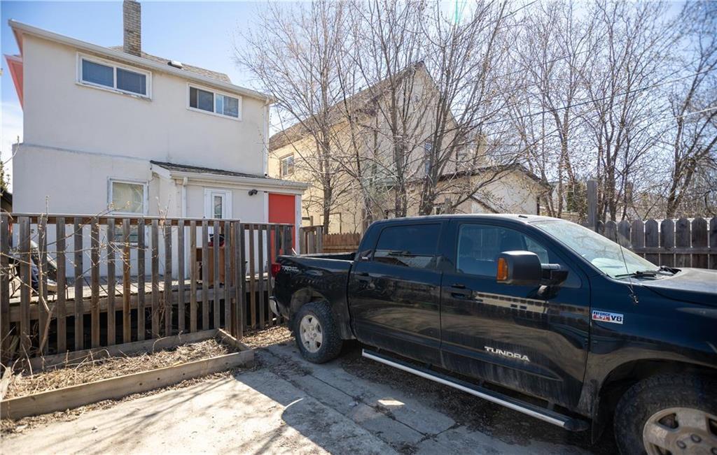 Photo 2 of 704 Victor Street, Winnipeg MB