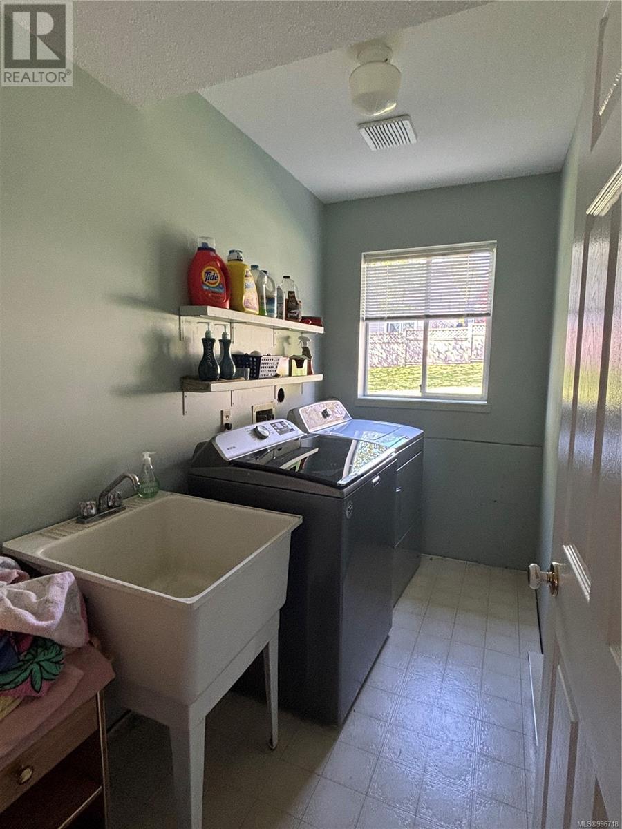 694 Steenbuck Dr, Campbell River