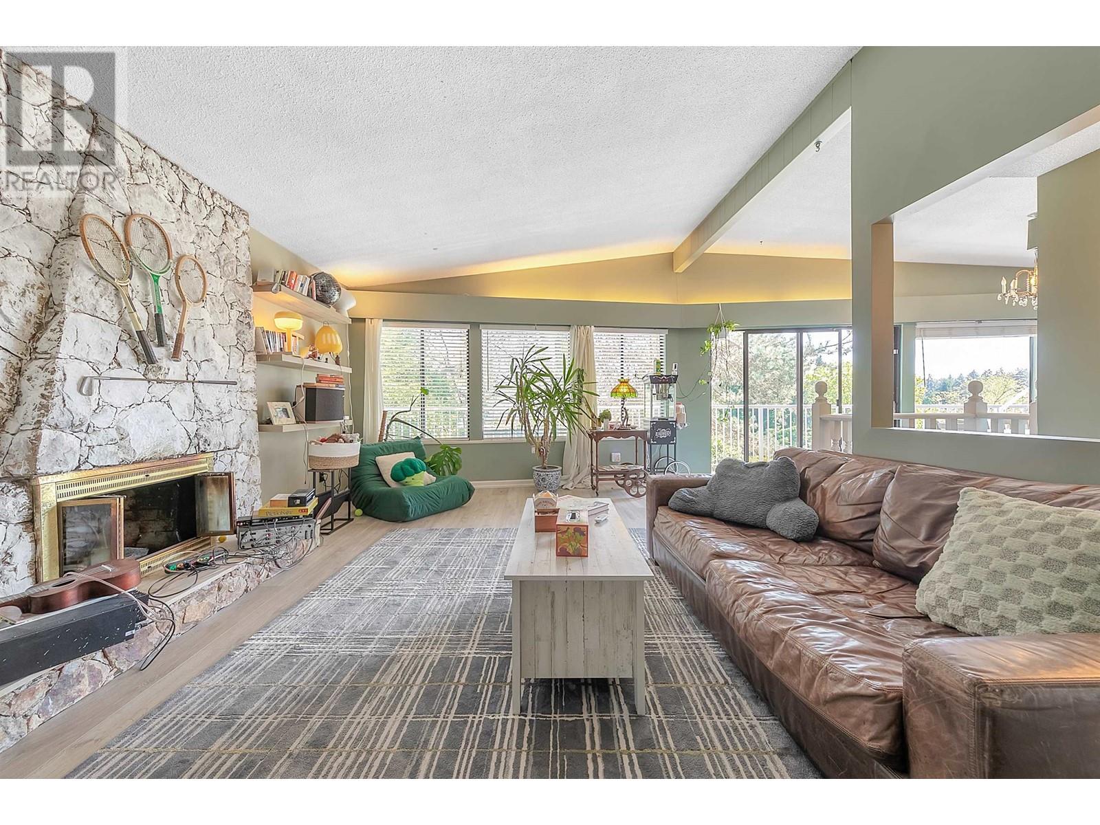 Photo 3 of 8071 Greenlake Place, Burnaby BC
