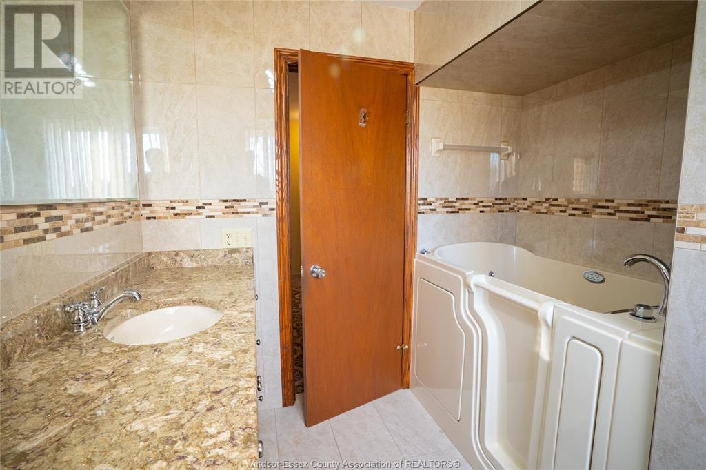 Photo 7 of 408 Mersea Rd 3, Leamington ON