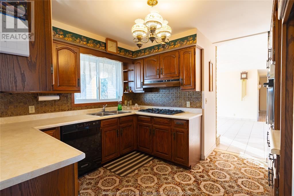 Photo 17 of 408 Mersea Rd 3, Leamington ON