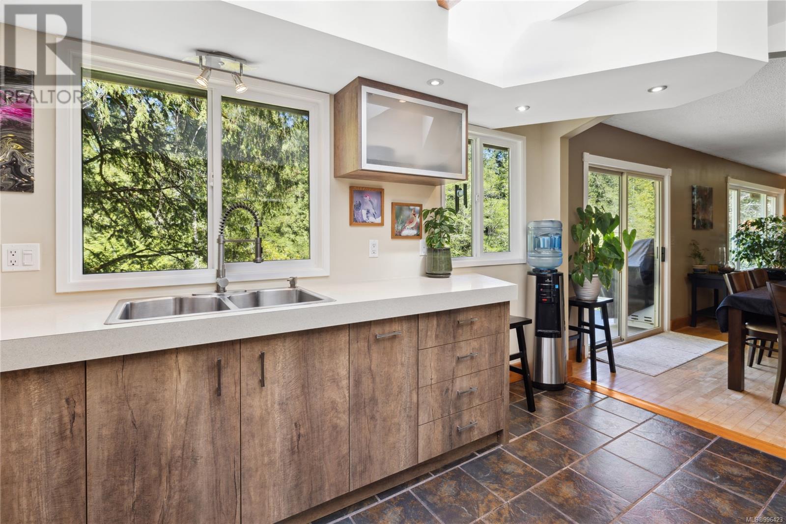658 Martindale Rd, Parksville real estate listing 996423