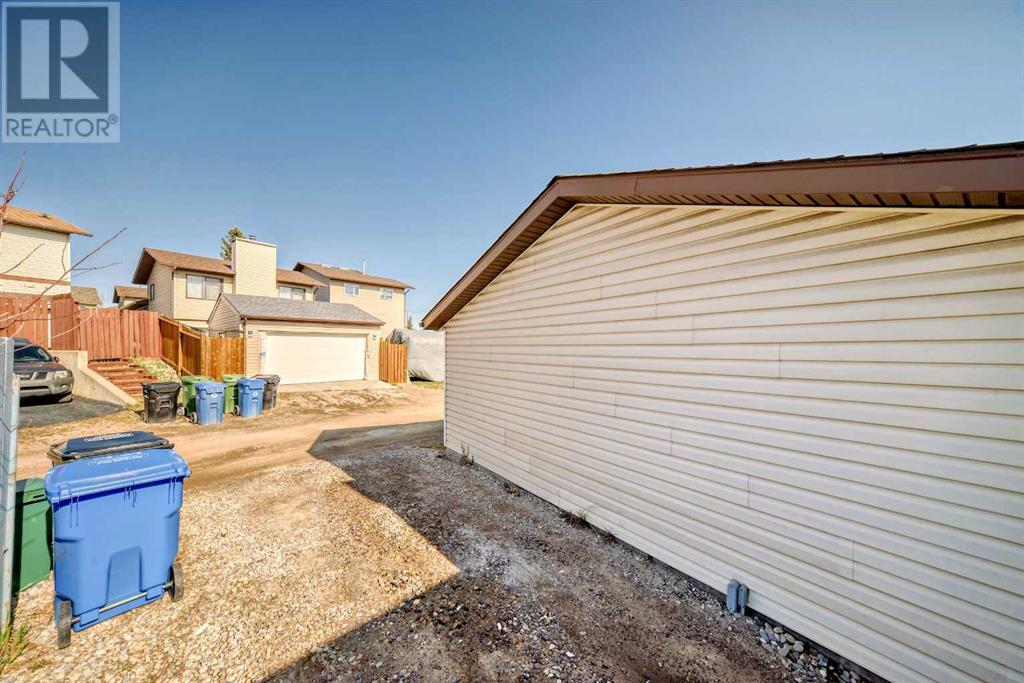 Single Family House 4 Level for Sale in  Bedfield Court NE Beddington Heights Calgary 