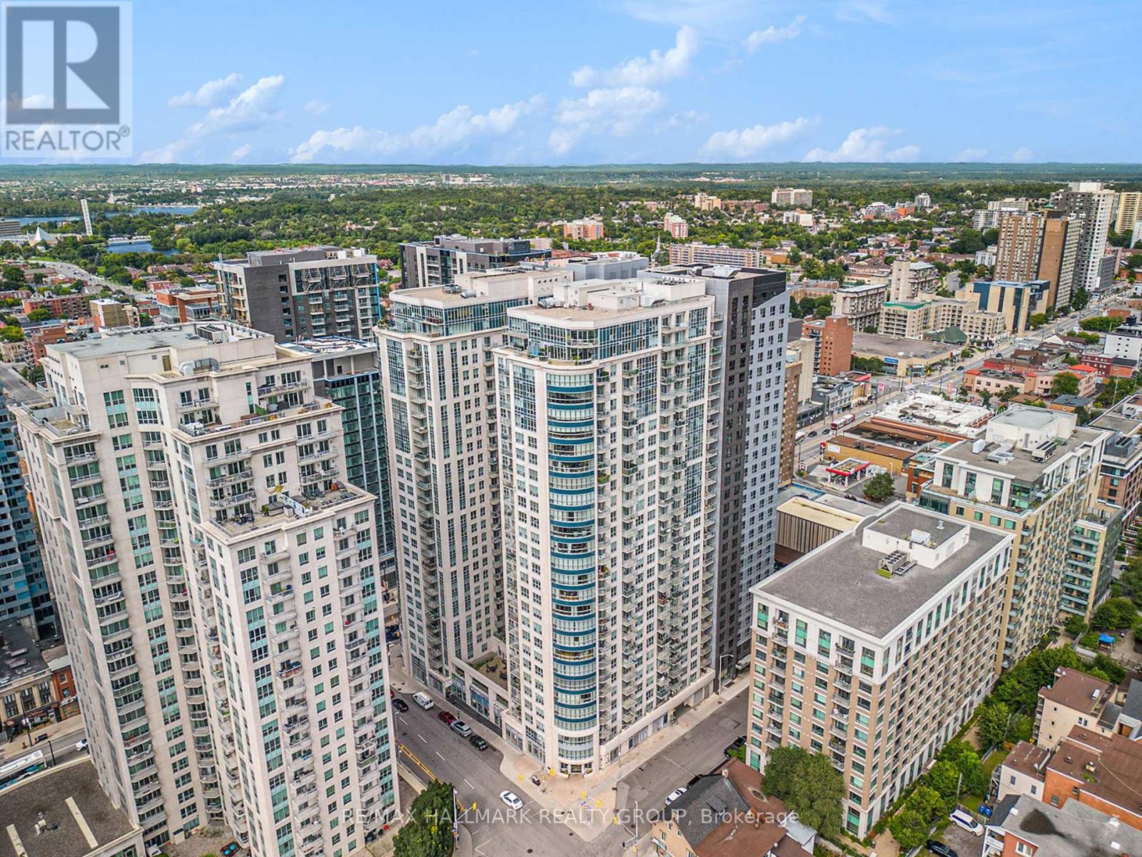 https://ddfcdn.realtor.ca/listing/TS638814386309670000/reb76/highres/4/x12107764_1.jpg