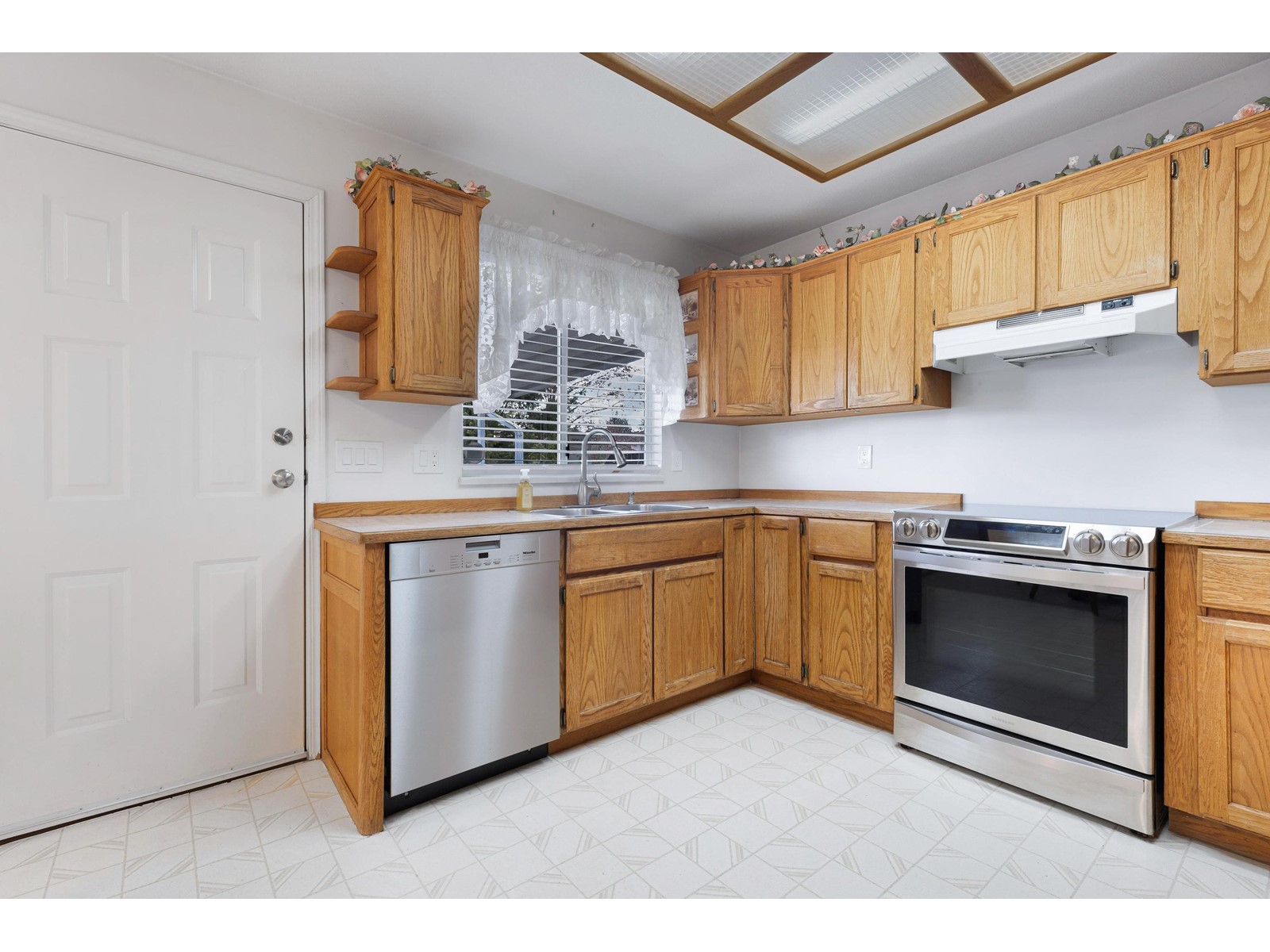 Photo 6 of 15852 100 Avenue, Surrey BC