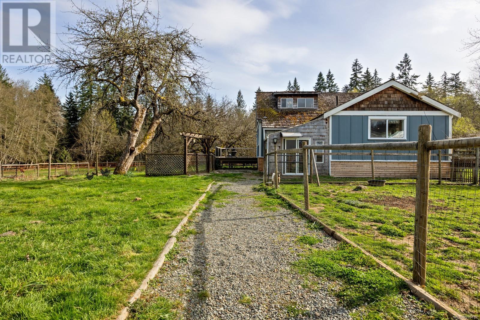 Photo 5 of 2601 Grafton Ave, Coombs BC