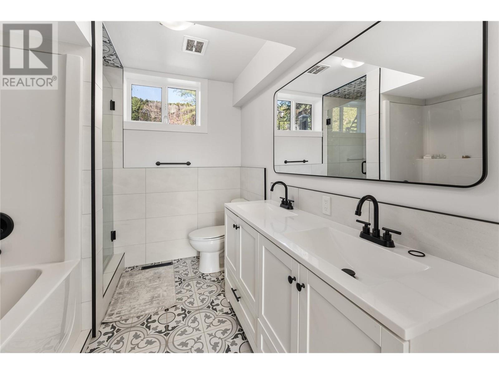  2340 Thacker Drive, West Kelowna