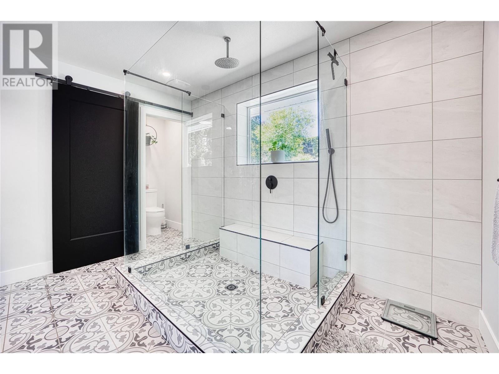  2340 Thacker Drive, West Kelowna