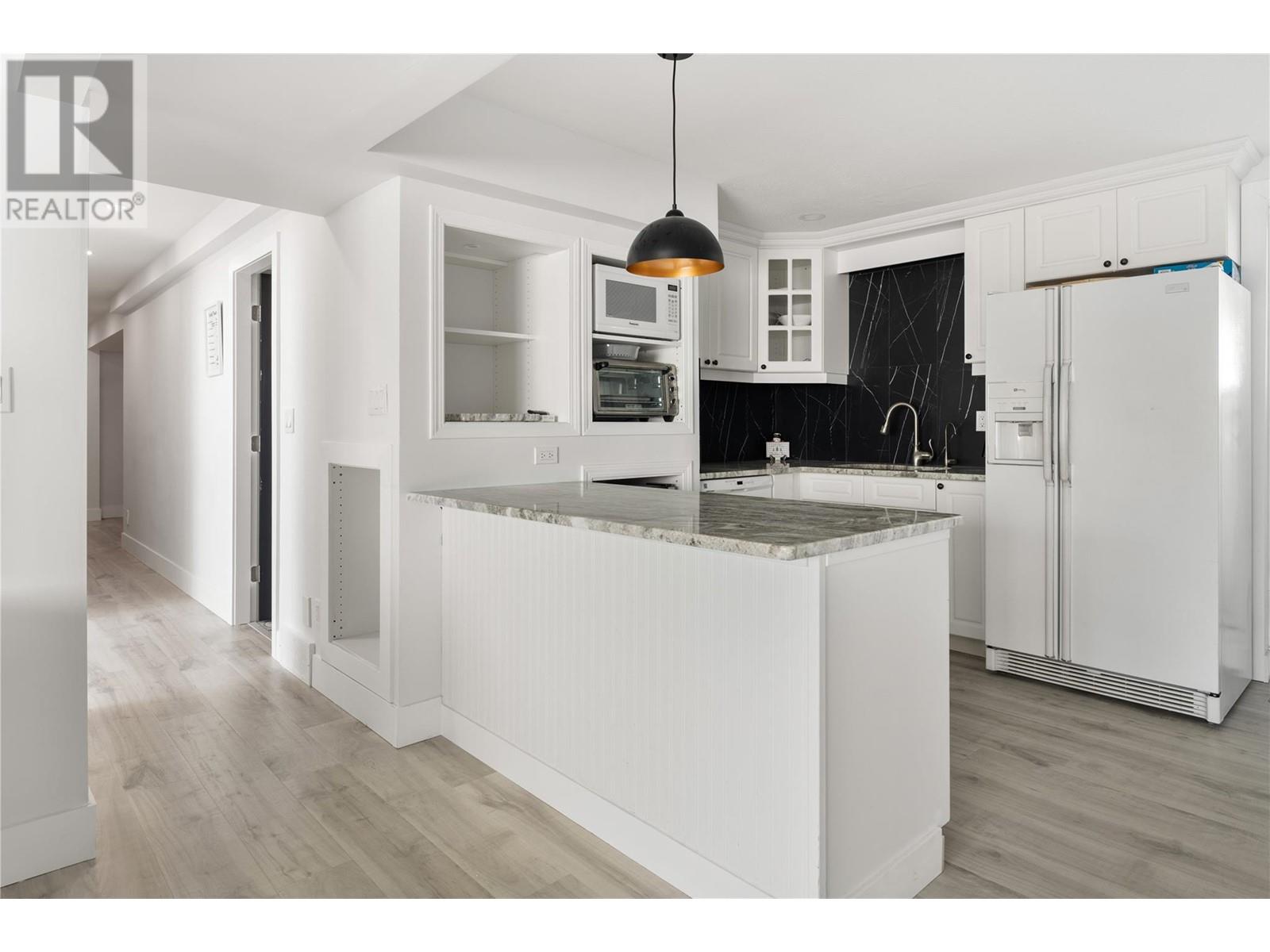  2340 Thacker Drive, West Kelowna