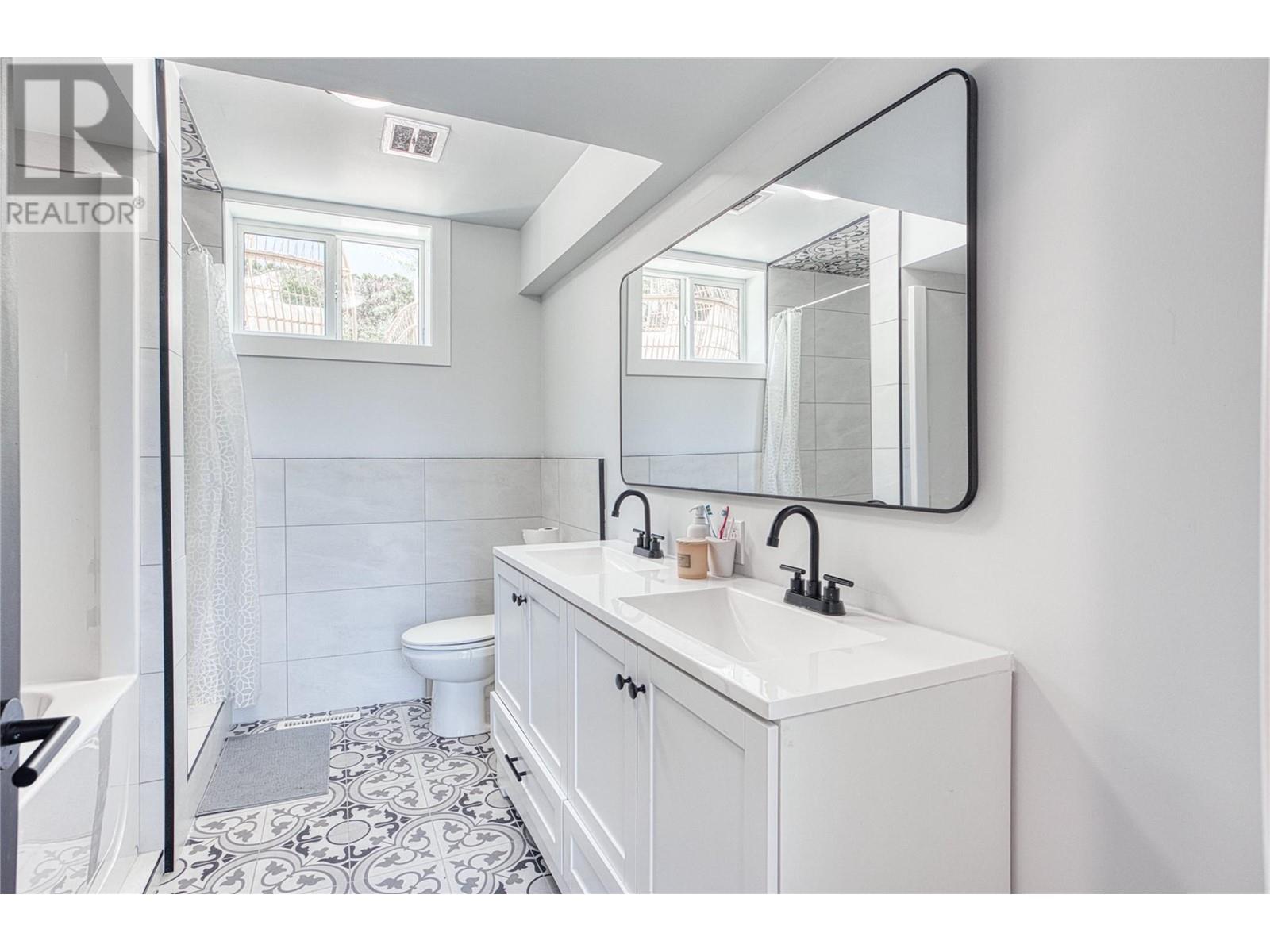  2340 Thacker Drive, West Kelowna