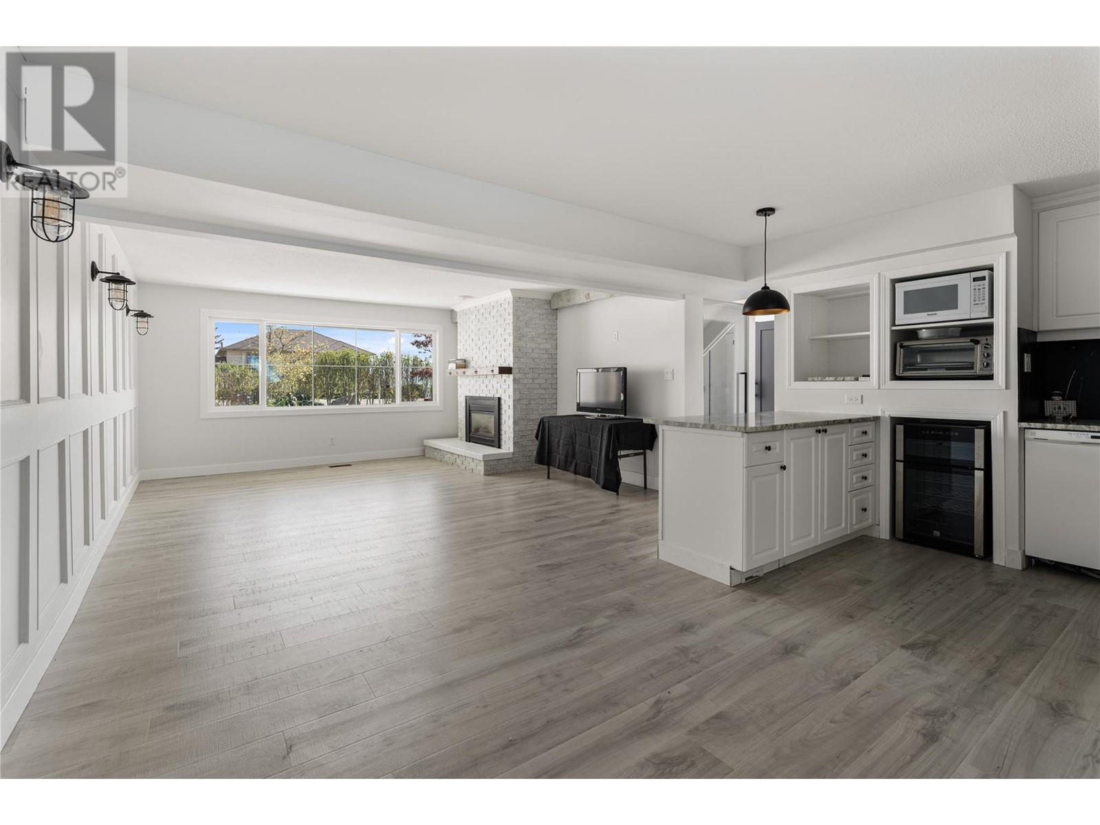  2340 Thacker Drive, West Kelowna