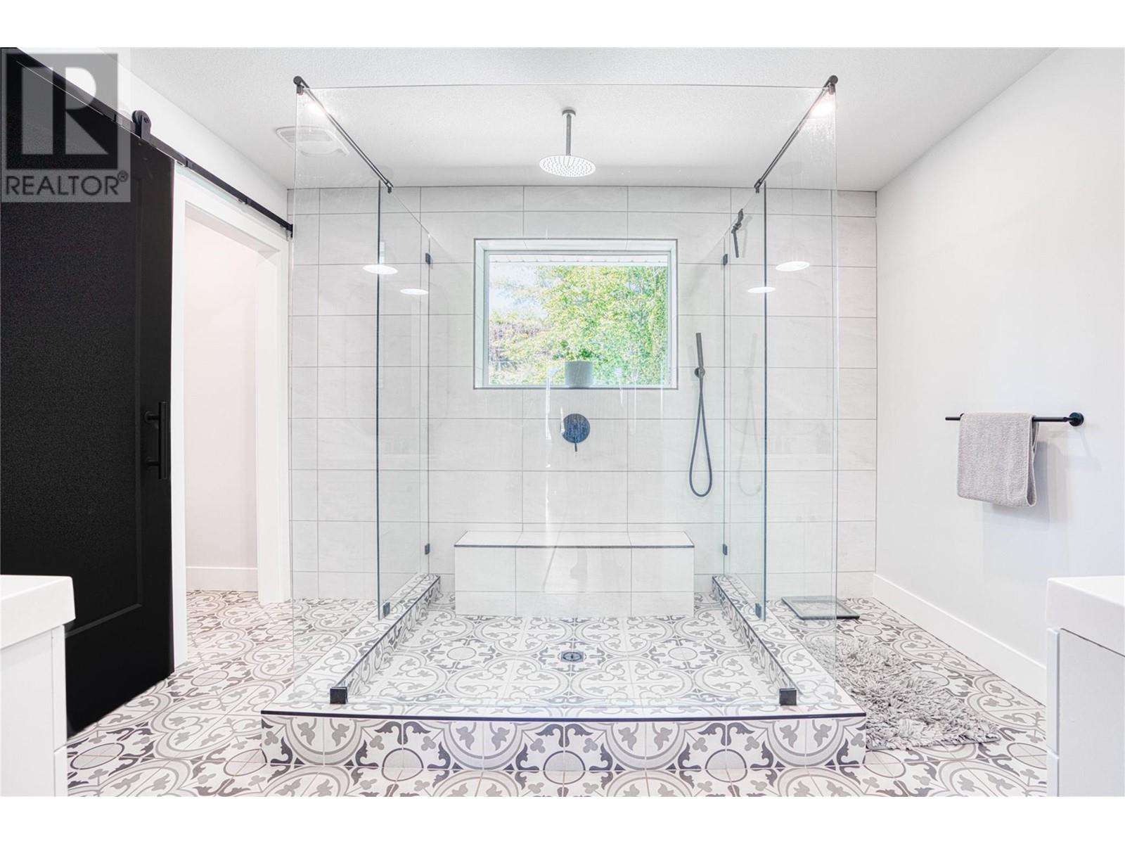  2340 Thacker Drive, West Kelowna