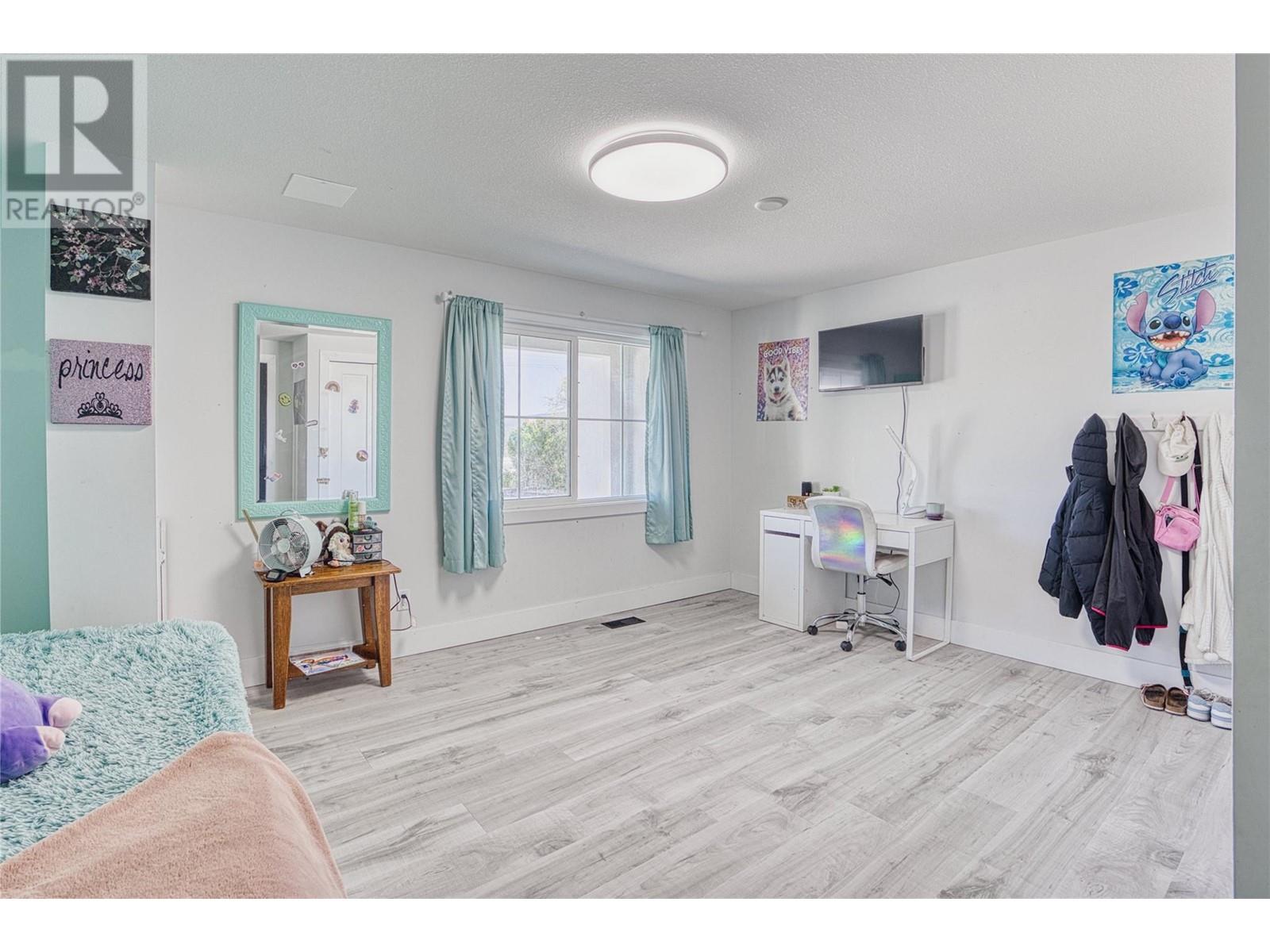  2340 Thacker Drive, West Kelowna