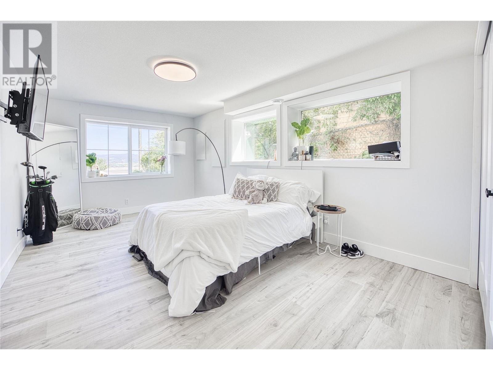  2340 Thacker Drive, West Kelowna