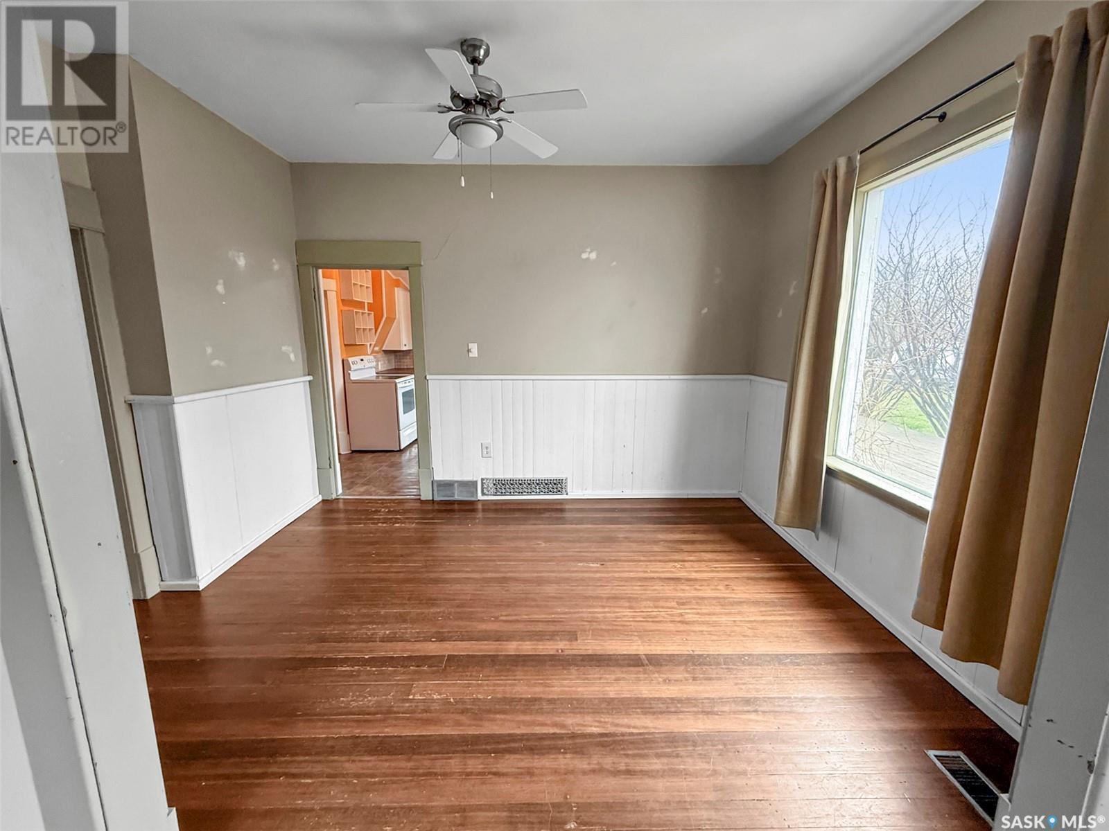 Single Family House 2 Level for Sale in  th AVENUE NE Swift Current 