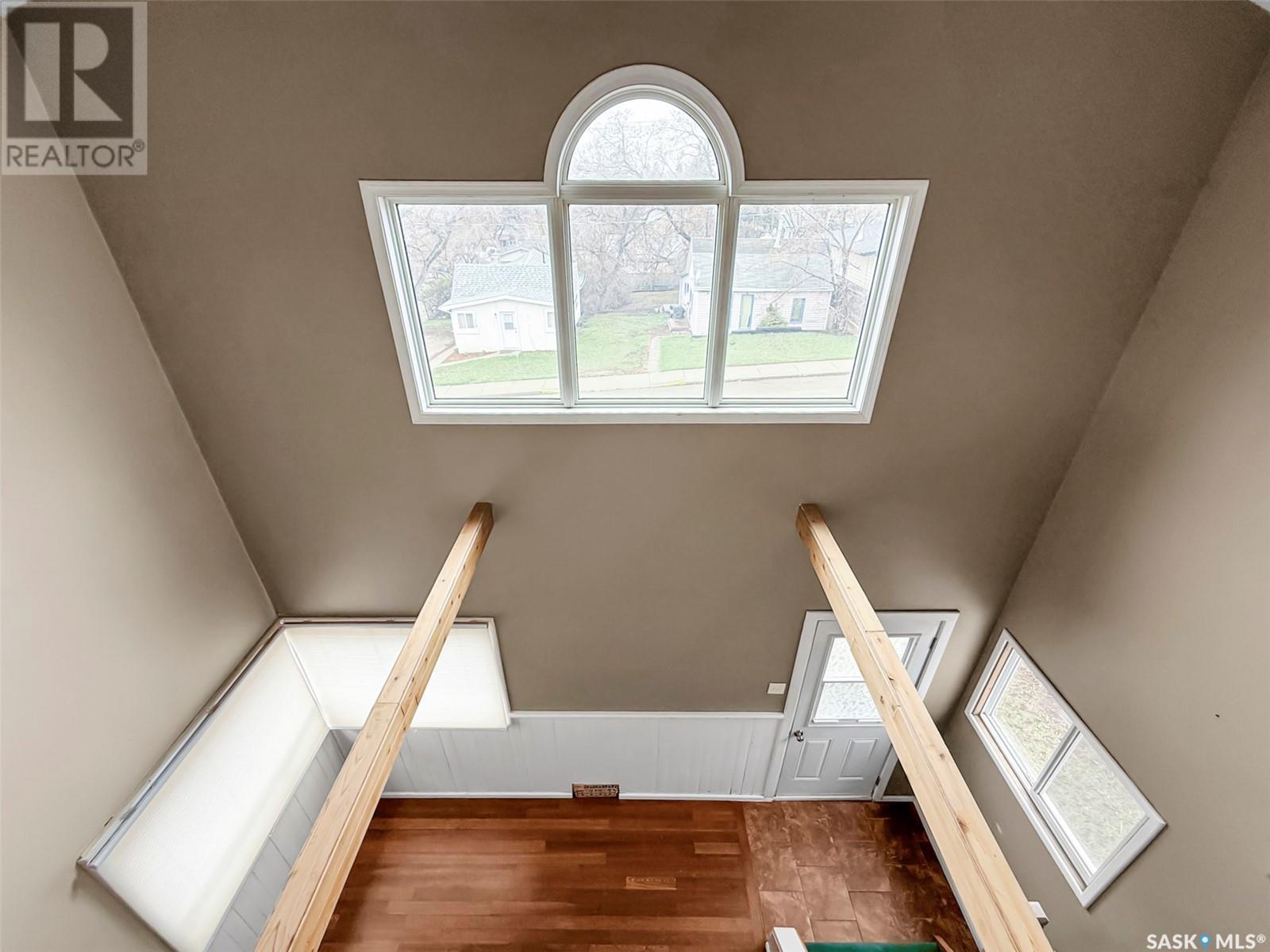 Single Family House 2 Level for Sale in  th AVENUE NE Swift Current 