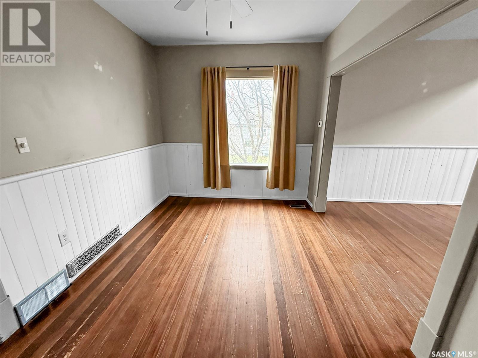 Single Family House 2 Level for Sale in  th AVENUE NE Swift Current 