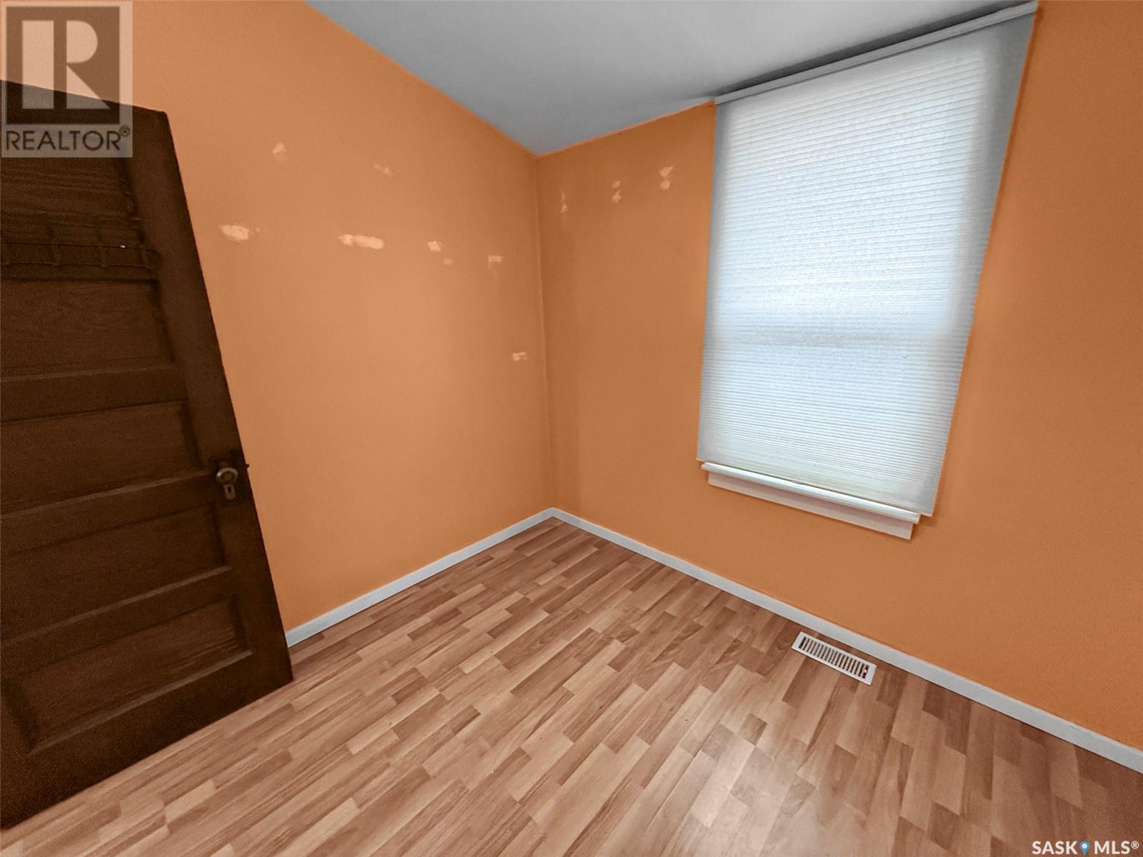 Single Family House 2 Level for Sale in  th AVENUE NE Swift Current 