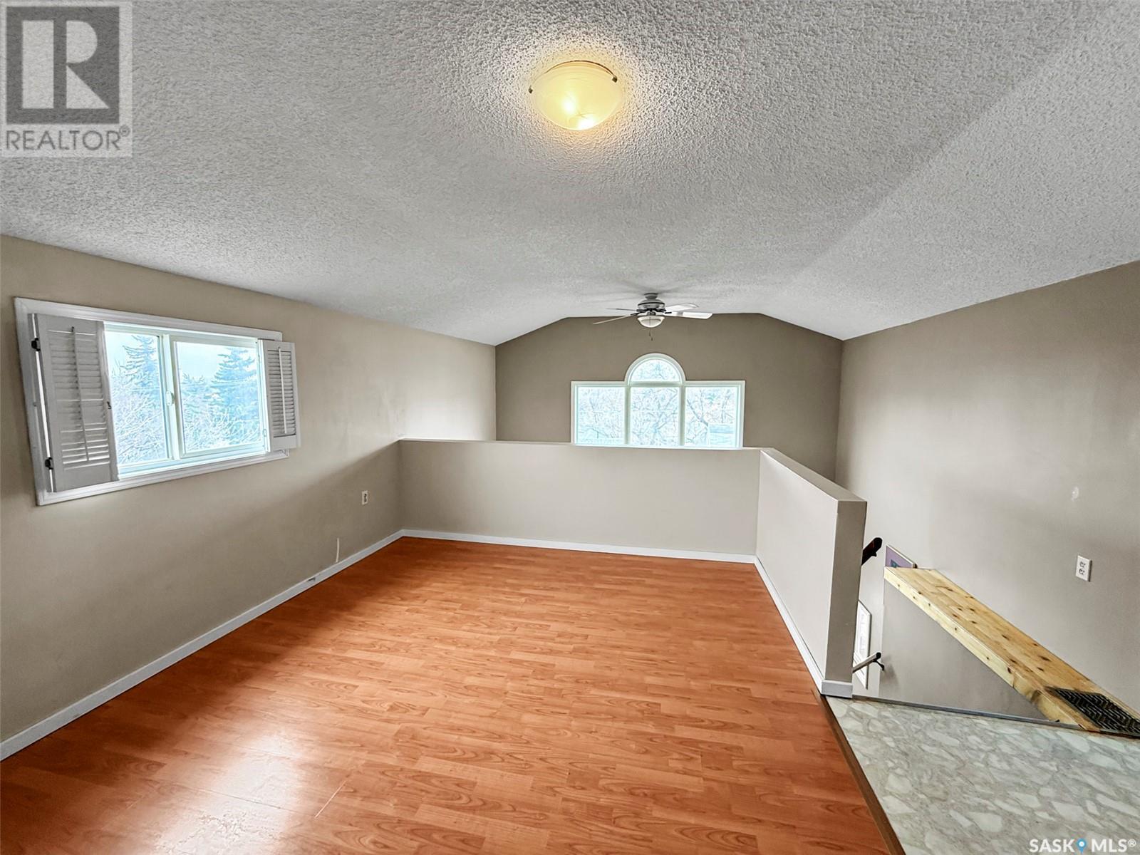 Single Family House 2 Level for Sale in  th AVENUE NE Swift Current 