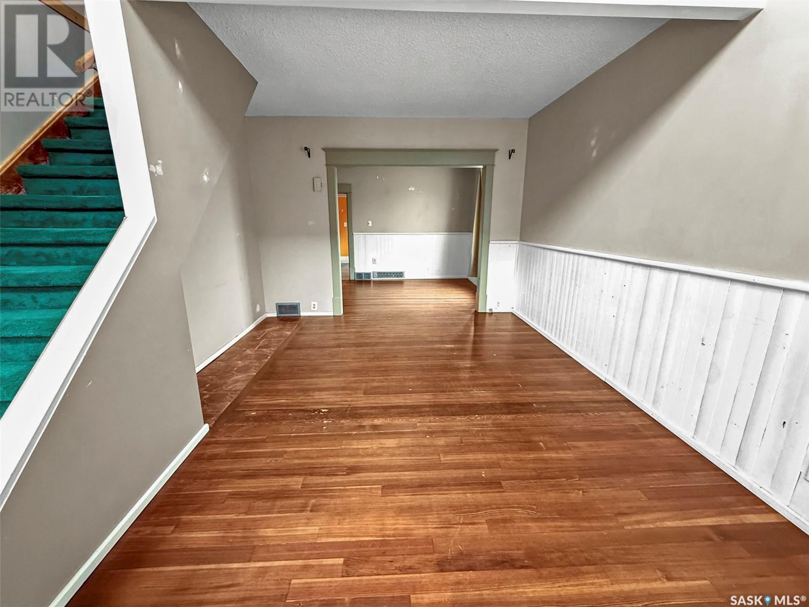Single Family House 2 Level for Sale in  th AVENUE NE Swift Current 