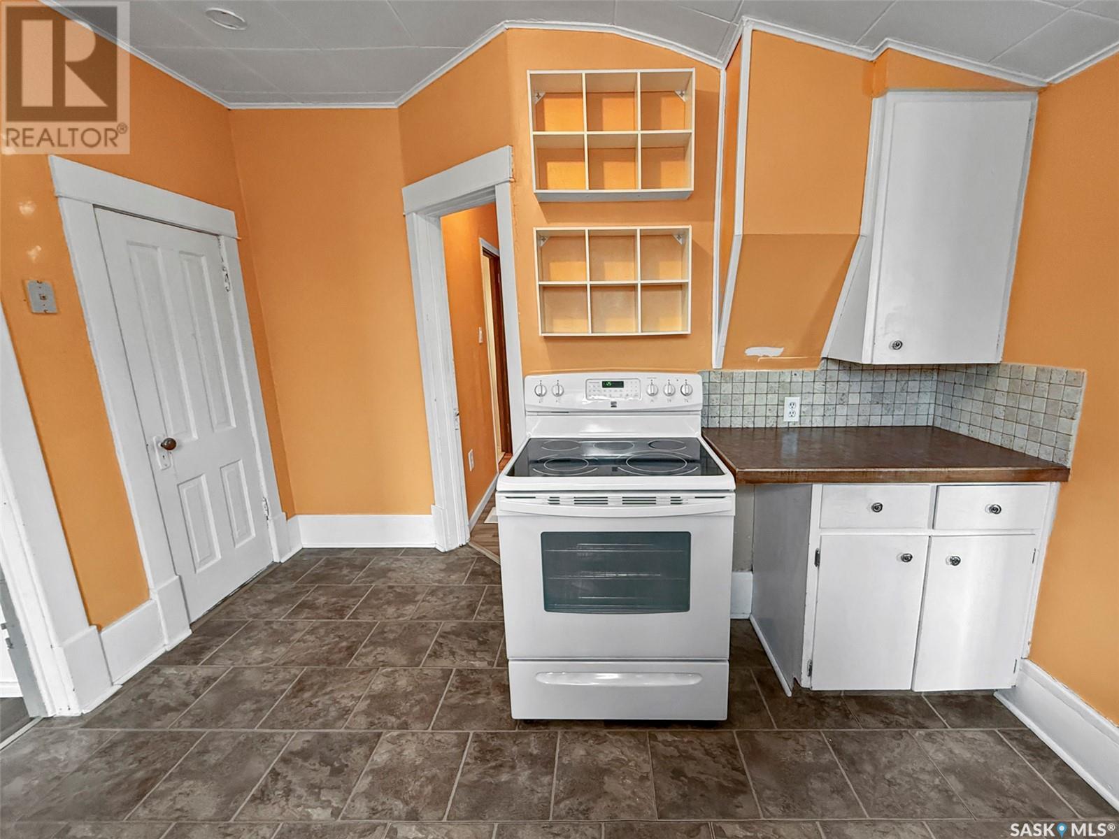Single Family House 2 Level for Sale in  th AVENUE NE Swift Current 